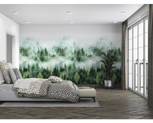 Chambre lumineuse avec papier peint forêt, lit et fenêtre