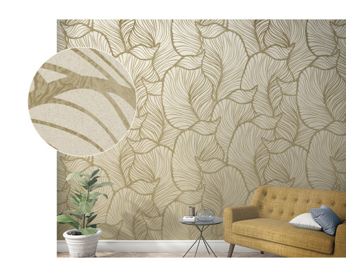 Salon avec papier peint beige à motif de feuilles et canapé jaune.
