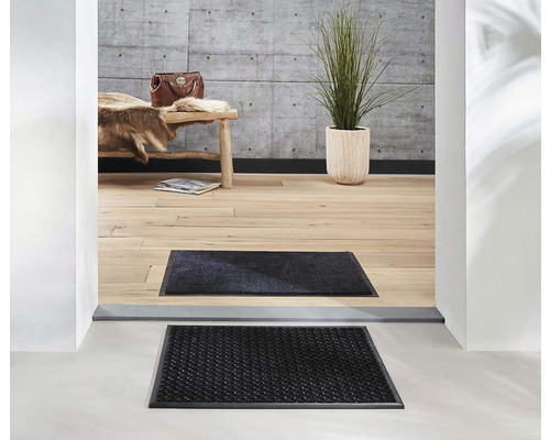 Scène avec des paillassons devant une entrée de maison.