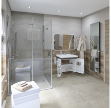 Badezimmer mit Dusche, Waschtisch, Spiegel und Holzelementen.