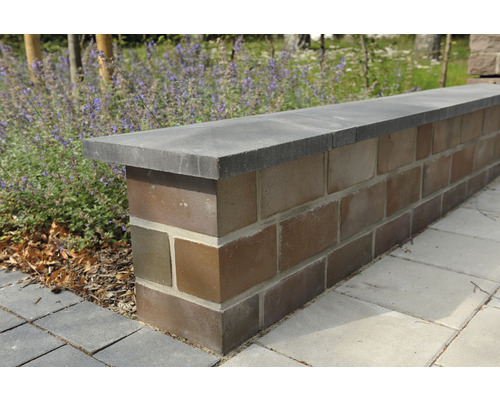 Gartenmauer aus Steinen mit grauer Abdeckung