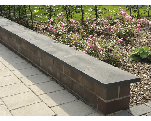 Muret de jardin en briques avec revêtement et parterre de fleurs