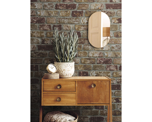 Intérieur décoratif avec commode, miroir et papier peint à motifs de briques