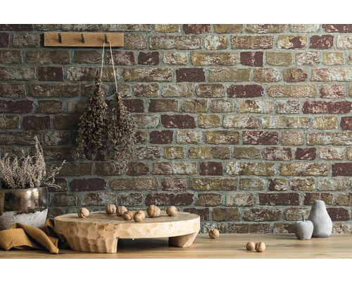 Décoration murale avec papier peint imitation briques, décoration et éléments en bois pour une ambiance chaleureuse.