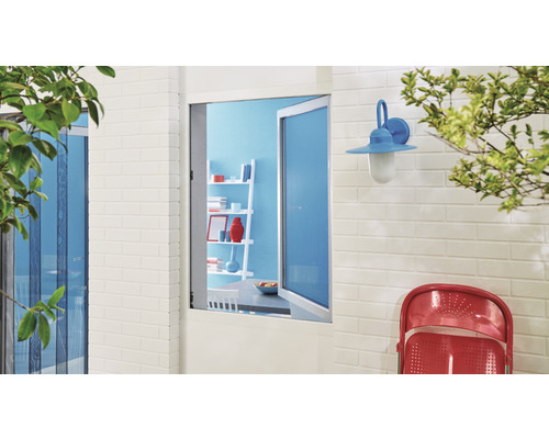 Außenansicht eines Hauses mit Fenster, Wandleuchte und Stuhl