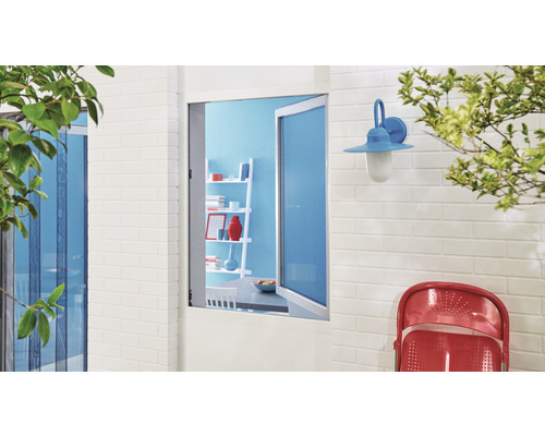 Vue extérieure avec fenêtre ouverte et moustiquaire