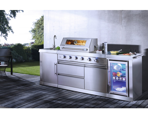 Edelstahl-Outdoor-Küche mit Grill, Spüle und Kühlschrank auf einer Terrasse