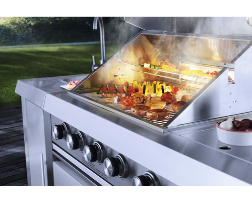 Edelstahl Grill mit Gemüse und Fleisch auf dem Grillrost