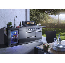 Cuisine d''extérieur avec barbecue, évier et réfrigérateur sur une terrasse