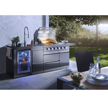 Cuisine de grill en acier inoxydable avec évier, réfrigérateur et barbecue sur une terrasse