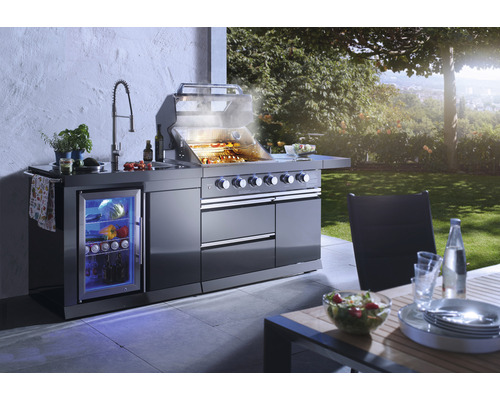 Cuisine de grill en acier inoxydable avec évier, réfrigérateur et barbecue sur une terrasse