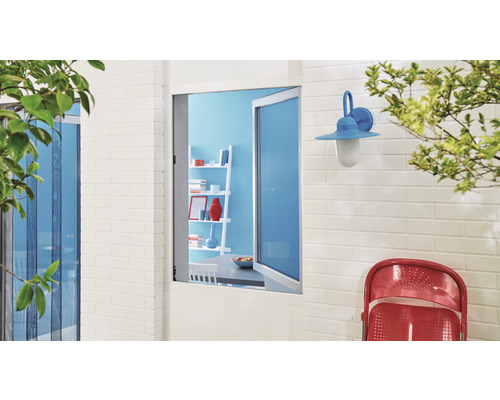 Scène avec fenêtre, applique murale d''extérieur et chaise sur une terrasse.