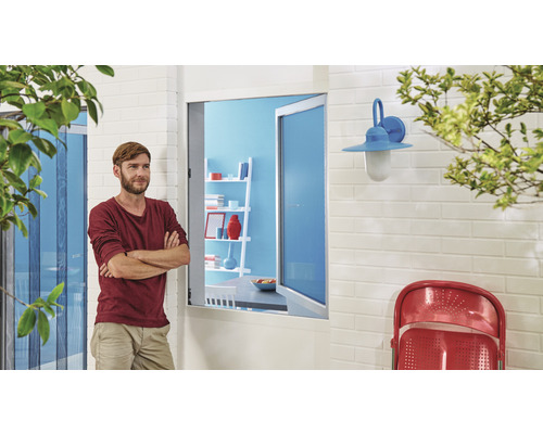 Homme devant une porte de patio avec moustiquaire, applique murale et chaise