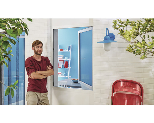 Vue extérieure d''une maison avec moustiquaire, fenêtre, applique murale et homme