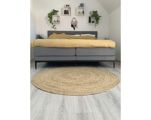 Chambre avec lit, étagères et tapis rond