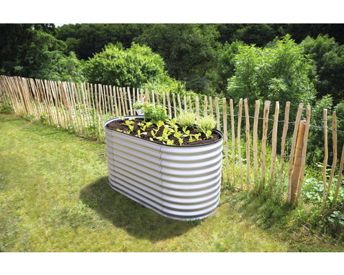 Hochbeet aus Metall im Garten mit Bepflanzung