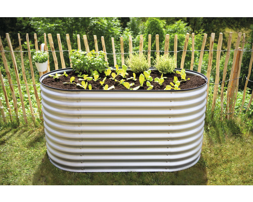 Hochbeet aus Metall mit Pflanzen im Garten
