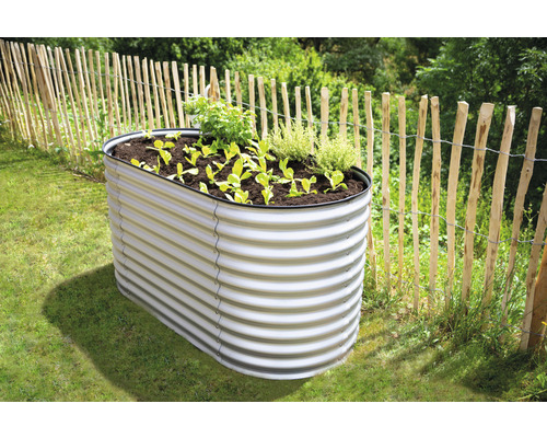 Hochbeet aus Metall mit Pflanzen im Garten