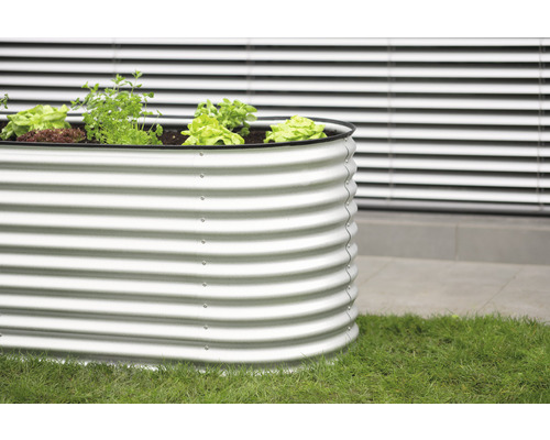 Hochbeet aus Metall mit Bepflanzung im Garten