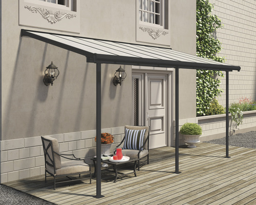 Terrassenüberdachung PALRAM Sierra 447 x 230 cm grau Terrassenüberdachung mit Sitzgruppe vor einem Haus