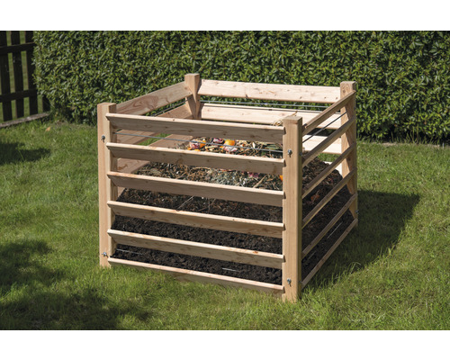 Komposter aus Holz im Garten