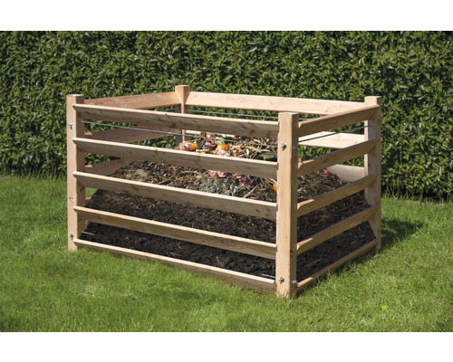 Composteur en bois dans le jardin rempli de compost