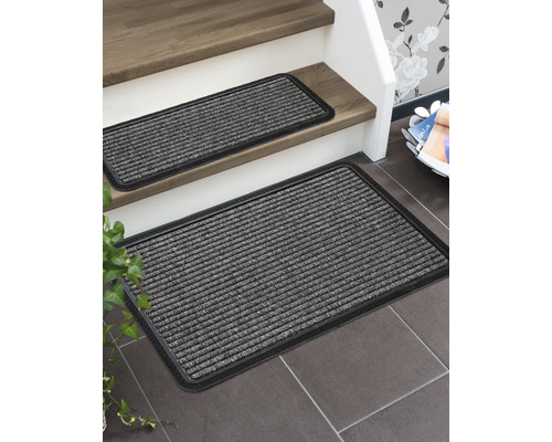 Paillasson et tapis d''escalier en matériau côtelé avec bord sombre sur l''escalier et le sol
