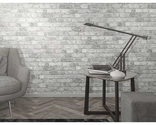 Heller Raum mit Sessel, Tischlampe und Mauer-Tapete