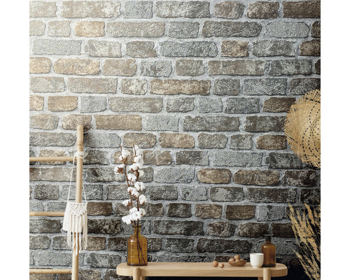 Salon avec papier peint imitation brique, échelle et décorations