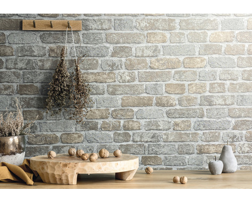 Décoration murale aspect pierre, planche en bois, décoration et noix sur table en bois