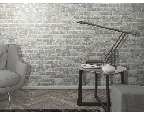 Salon avec papier peint imitation briques, fauteuil, table d''appoint et lampe