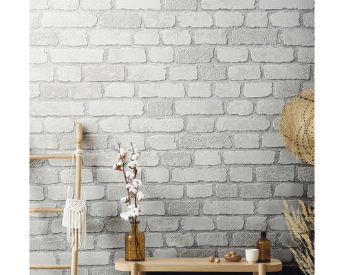 Wandgestaltung mit Mauerwerk-Tapete, Holzleiter und Dekoration