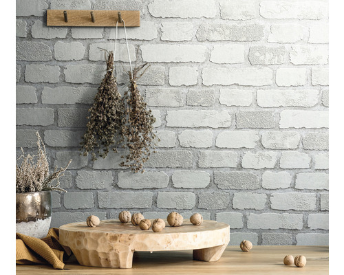 Dekorative Steinwand mit Holzelementen und Accessoires