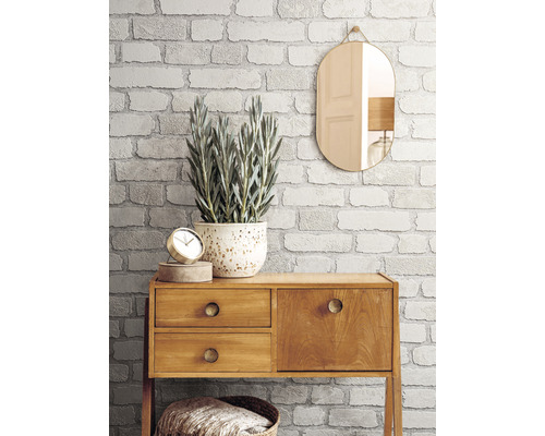 Dekoratives Zimmer mit Mauer-Tapete, Spiegel und Kommode