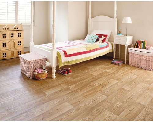 Chambre d''enfant avec plancher en bois, lit, table de chevet et jouets