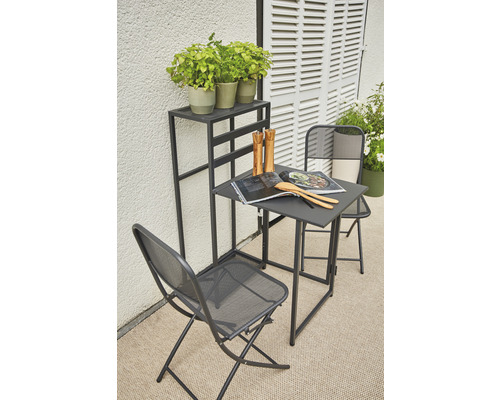 Ensemble de mobilier de balcon avec table, chaises et étagère à plantes sur un balcon
