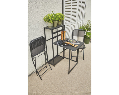 Scène de jardin avec table pliante, chaises pliantes et étagère à plantes sur le balcon