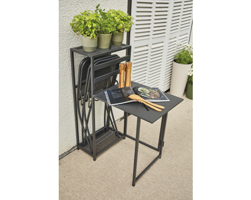 Scène de jardin avec table pliante, chaises pliantes, pots d''herbes aromatiques, livre de cuisine et ustensiles de cuisine