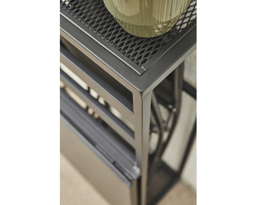 Vue détaillée d''une table de jardin en métal avec plateau grillagé