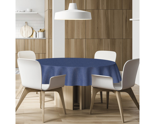 Scène de cuisine avec une table ronde recouverte d''une nappe et entourée de quatre chaises.