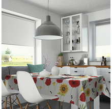 Salle à manger lumineuse avec table, chaises et nappe à motifs floraux