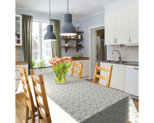 Table à manger avec une nappe à motifs dans une cuisine lumineuse