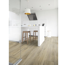 Moderne Küche mit Holzboden, Kücheninsel und Barhockern.