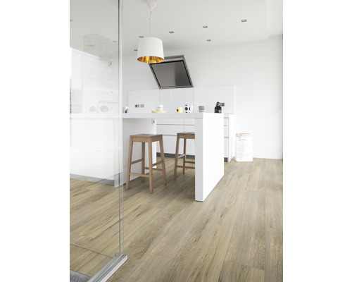 Moderne Küche mit Holzboden, Kücheninsel und Barhockern.