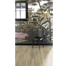 Raumansicht mit Vinylboden, Stuhl und Wandtapete mit Dschungelmotiv