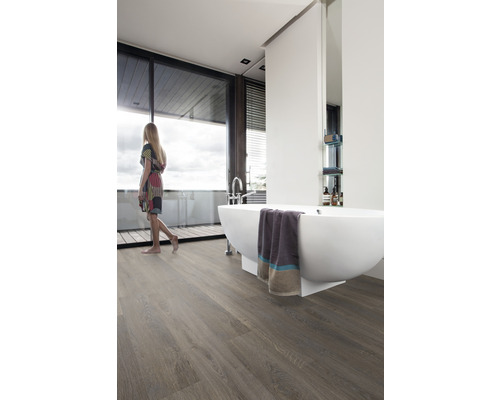 Modernes Badezimmer mit freistehender Badewanne, Fensterfront und Holzboden