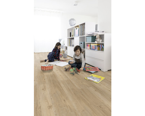 Heller Wohnraum mit Laminatboden, spielenden Kindern und weißen Regalen