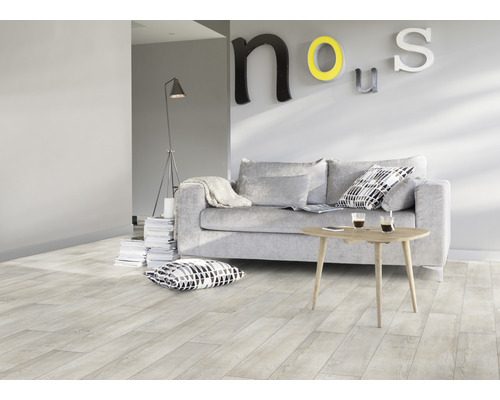 Wohnzimmer mit hellem Holzboden, Sofa, Tisch und Dekoration