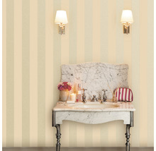 Salle de bain avec lavabo en marbre et papier peint rayé