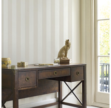 Scène avec papier peint rayé et bureau dans la pièce.